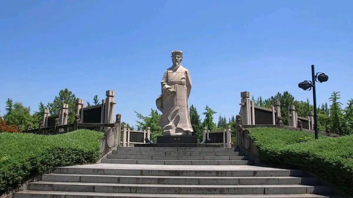 公元前210年，琅琊台的海风裹着咸味。徐福第二次出海，带走三千童男童女，外加百工