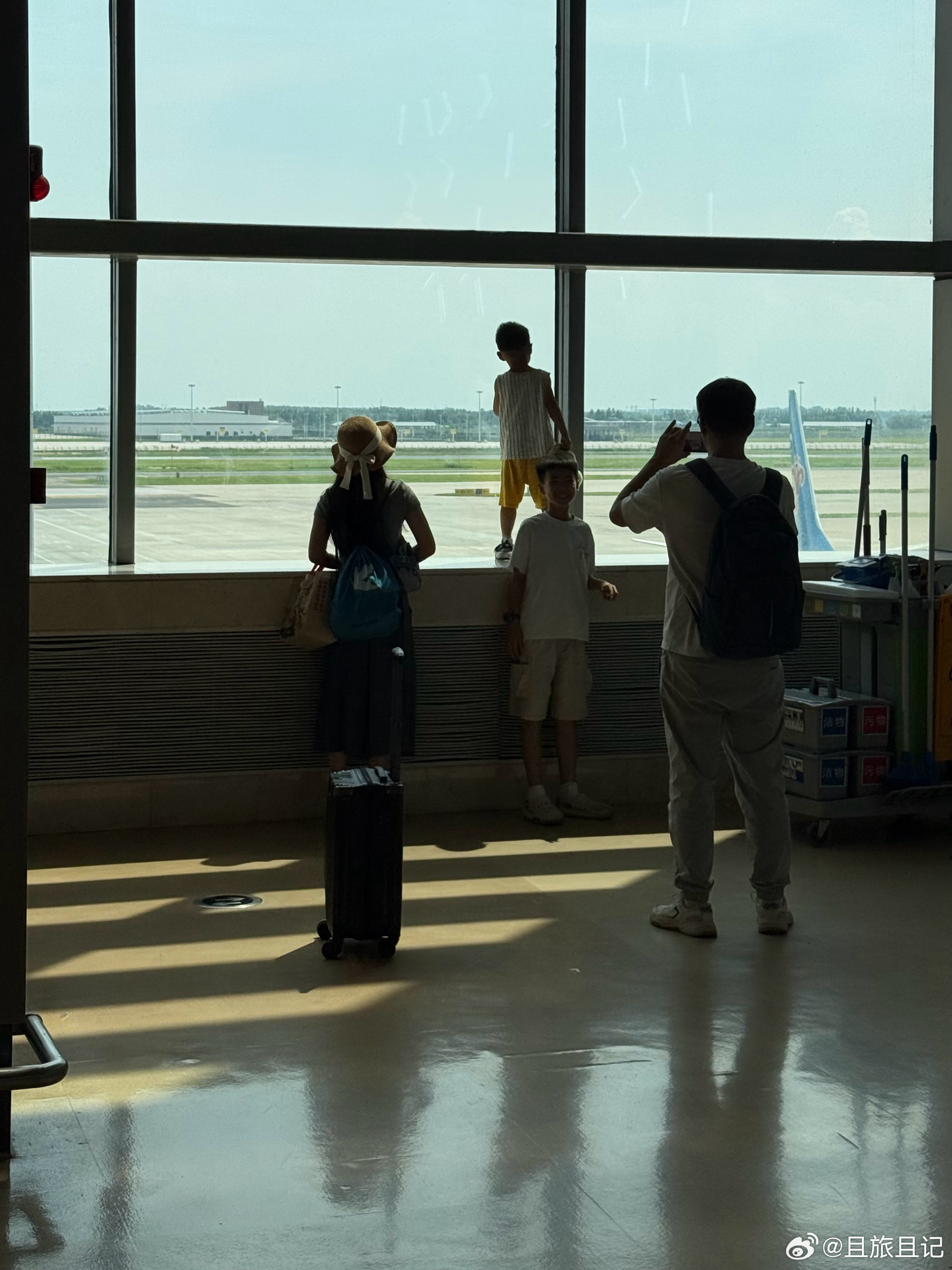 哈尔滨太平国际机场。一家四口的航空旅行。 哈尔滨·哈尔滨太平国际机场