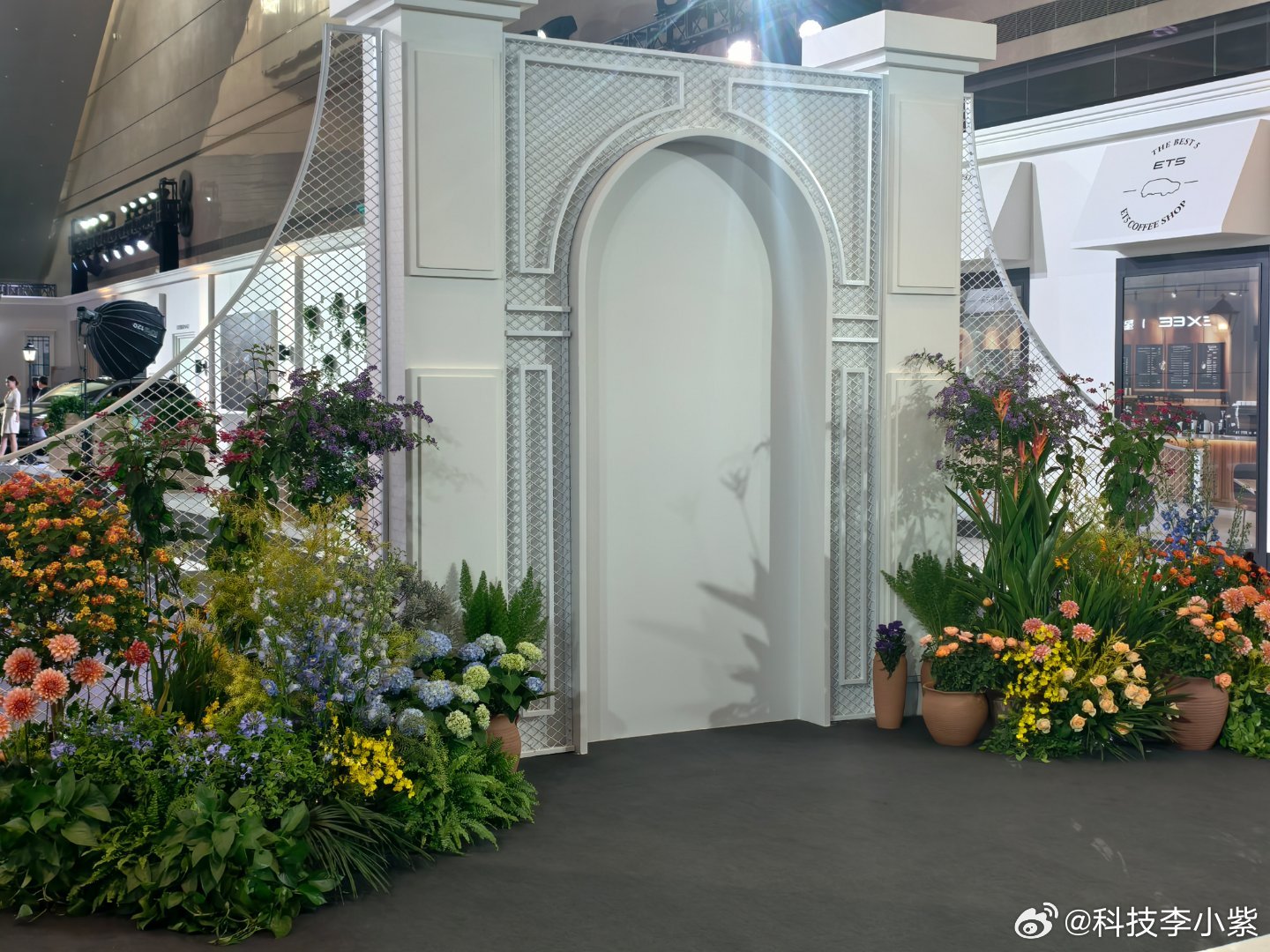 打卡星途ET5上市发布会现场，现场布置太会了！“5与伦比”氛围拉满，外场精品街区