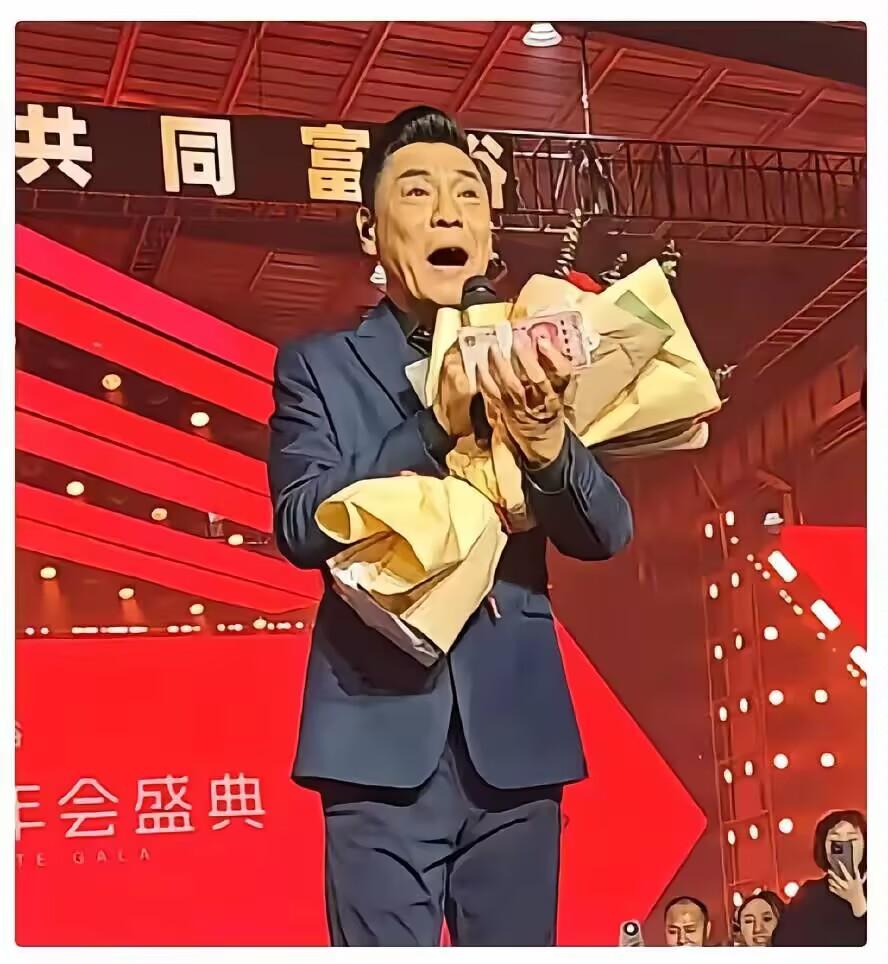 屠洪纲太聪明了，面对老板崔培军给的厚厚一叠钞票，换作其他歌手，肯定是收入囊中。然