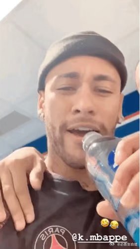 我是姆巴佩 补水啦 哈哈哈好调皮的马马 🐢🐢也略显憨厚 坏小子戏弄老实农民的
