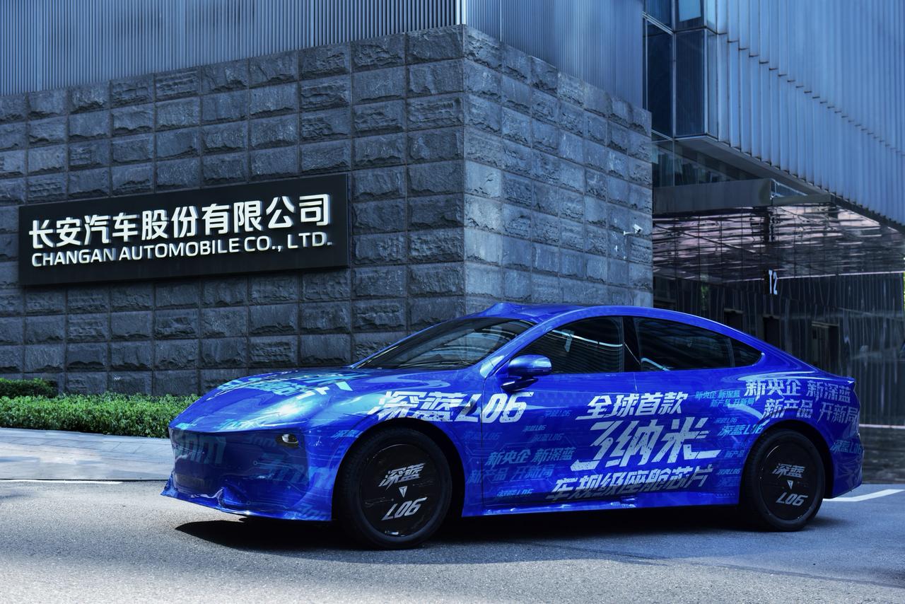 深蓝汽车CEO邓承浩把L06曝光了，我就简单说说这车吧。

车身贴的是3nm车规