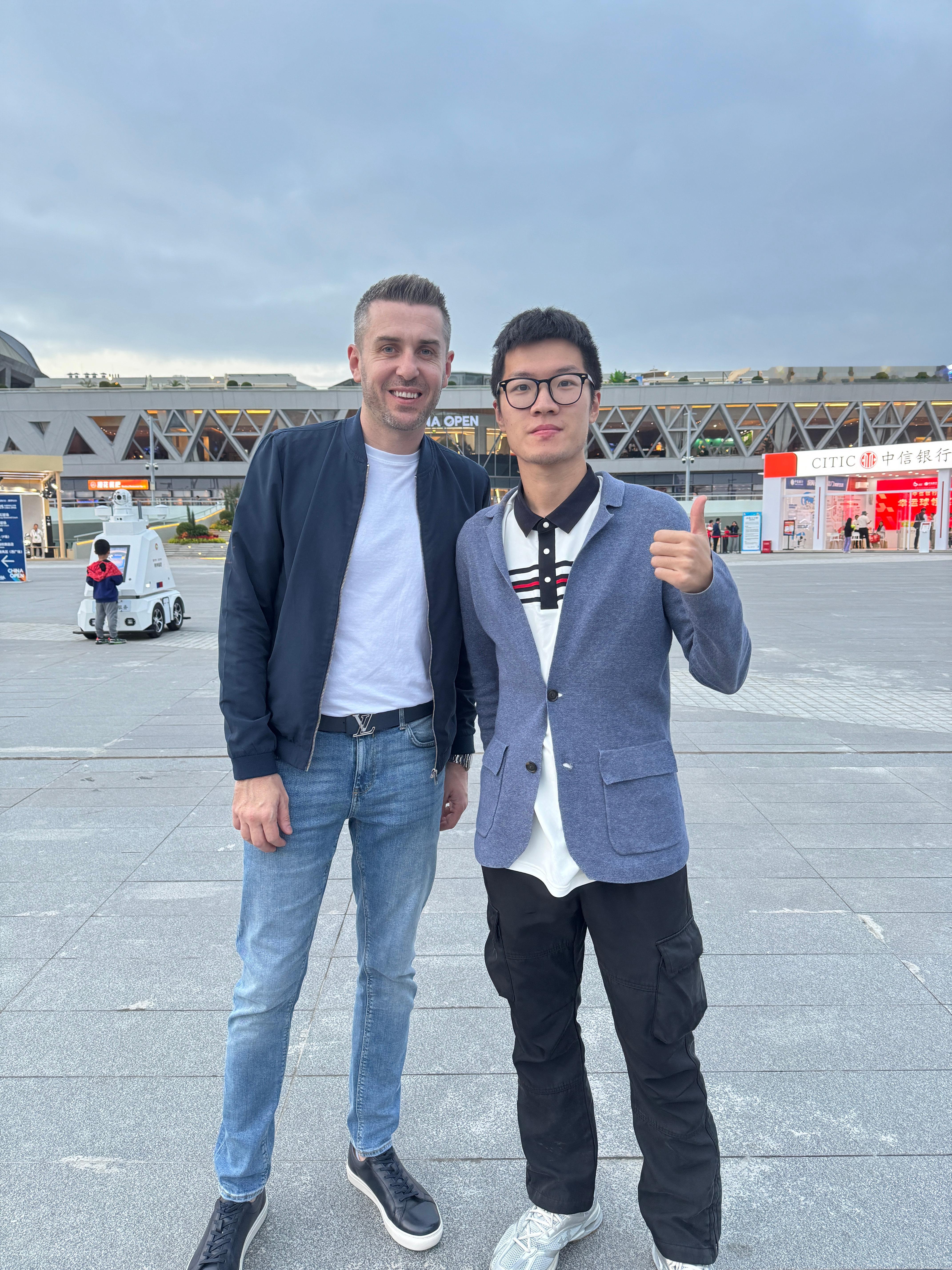 马克·塞尔比[捂嘴哭]今日份来中网2025的惊喜！塞大师今天落地北京后，很兴奋的