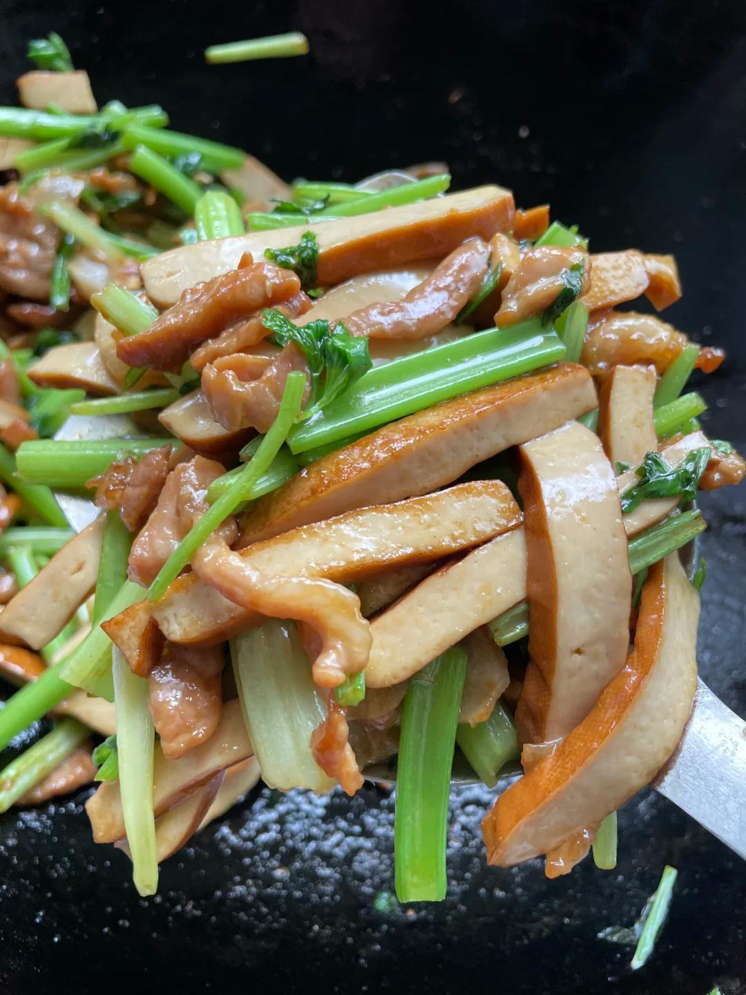 川川教做菜   最近吃到的芹菜豆干肉丝，清淡入味而且下饭，老人小孩也很适合，教程