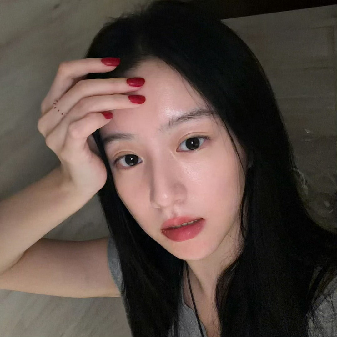 刚吃完火锅就来秀美甲的女孩怎么样 