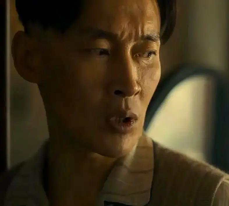 张云旗把丁玉娇支去买菜，转身就拉着媳妇钻进大嫂屋里翻箱倒柜。

俩人把枕头被子抖