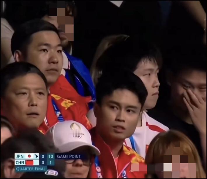 樊振东1：10张本智和时，之前只顾上看比赛了，没注意到看台上的周启豪。现在才发现