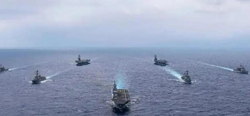 全面反华？日本拉4国一起动手，加速包围中国，中方已增兵南海。近期日本防卫大臣小泉