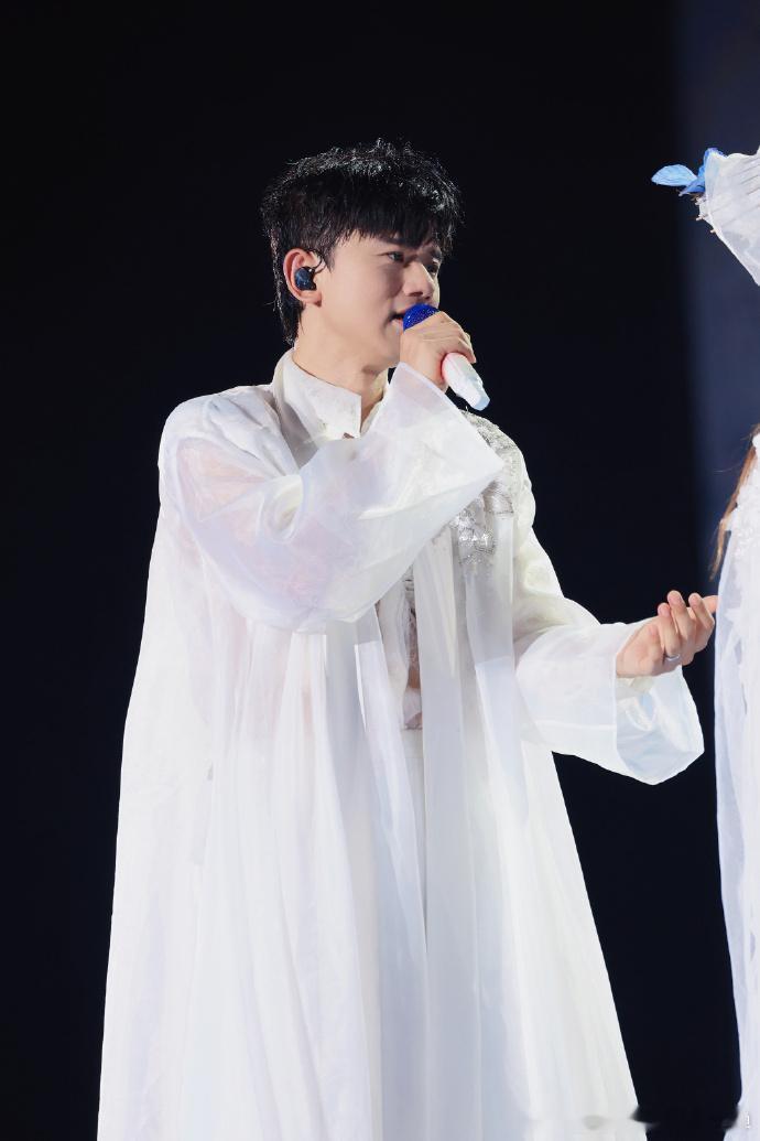 #张杰粉丝获得猩红石像之力##张杰粉丝版一念神魔#哇哦，张杰粉丝靠着猩红石像之力