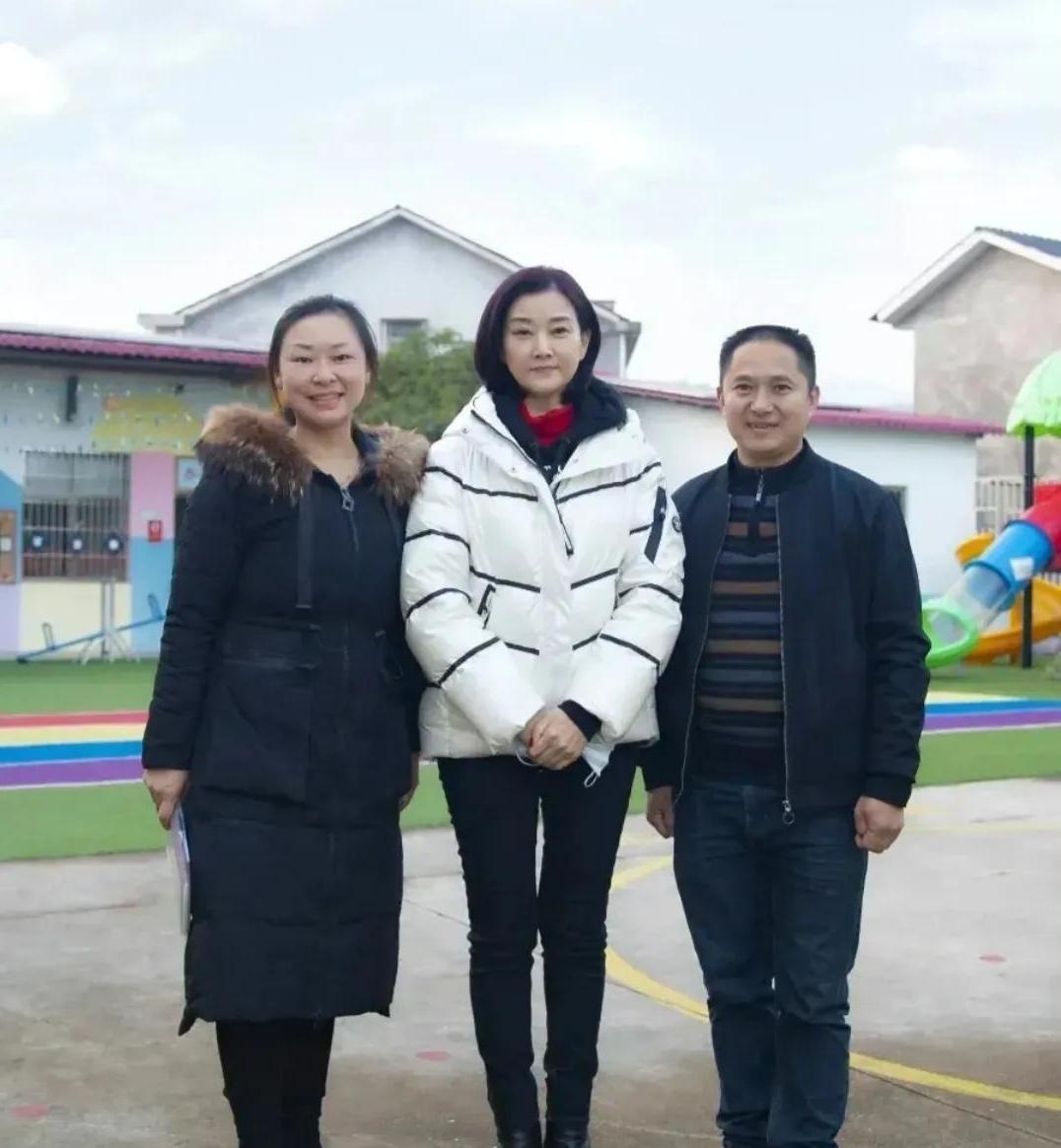 时光在宋祖英身上仿佛放慢了脚步。五十七岁，本是寻常的大妈年纪，她却依旧挺直腰杆，