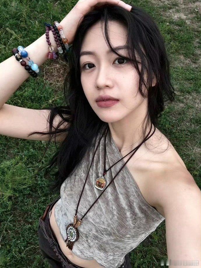 向涵之肌肉线条 谁懂这种自律带来的极致美感！向涵之用完美的肌肉线条证明，女生的美