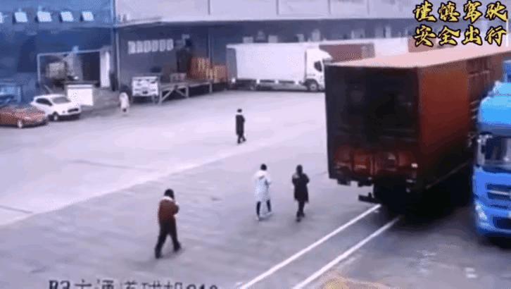 离奇车祸！女子开始在小跑赶路，车祸来临几秒前，她却没有跑步前行，而是停下来了，若