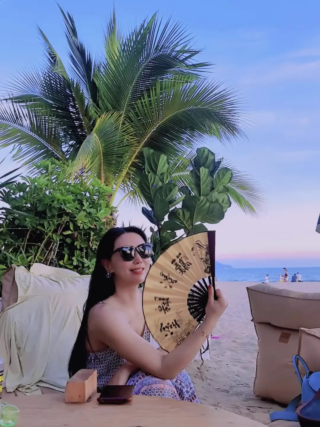 最近总是睡眠不好，医生说 建议睡在八块腹肌上。