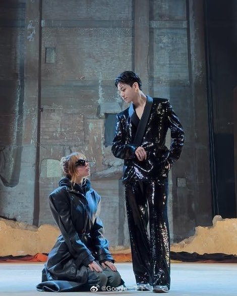 BTS合影被指物化女性BTS 因合影中一名女子跪在他们面前在外网引发热议，有网友