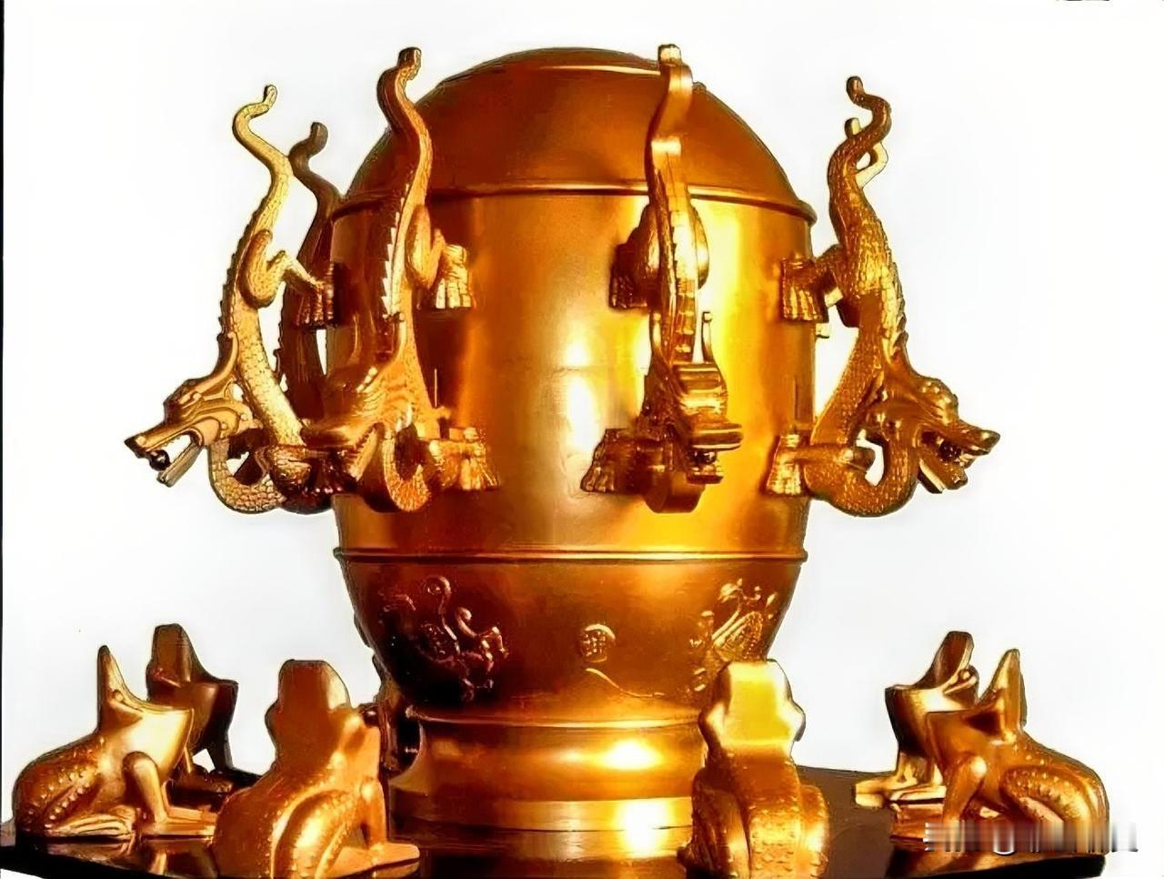 张衡造的那个“酒樽”，八条龙对着八个蛤蟆，龙嘴里含着铜球——看着像个摆件，却在陇