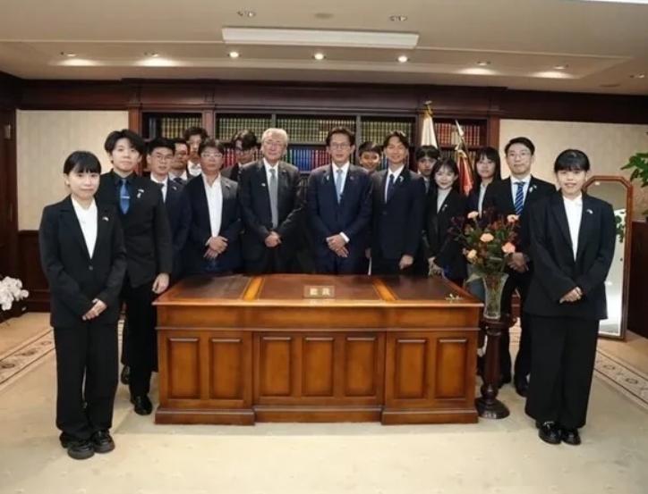 黄国昌这趟脸丢大了！热脸贴遍日本政客的冷屁股，最后只配跟一张办公桌合影。就这还妄