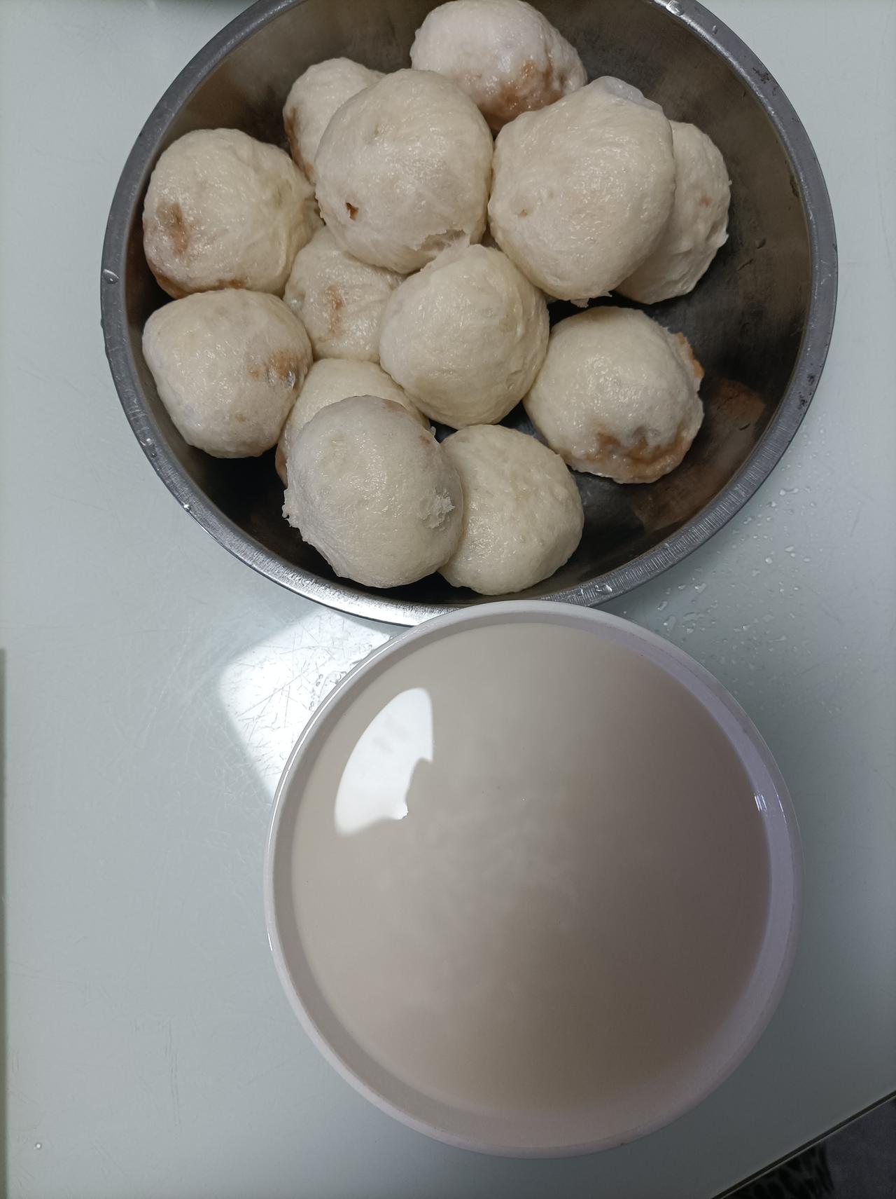 新年生活图鉴分享一下今日早餐，家乡杭州小笼包，加稀饭，好吃又有美味，还有家乡味道