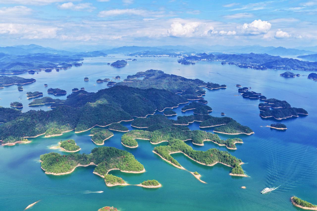 作为国风迷，国庆在梅峰岛真的圆梦了！
这里的活动满满的国风元素，脸绘、贴纸都太戳