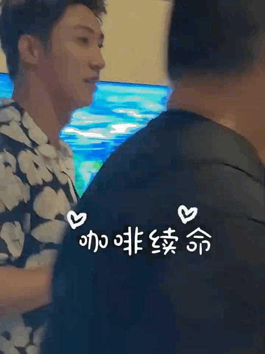 黄景瑜深夜下班手动静音  谁被黄景瑜戳到了！深夜下班见到前来等候的粉丝，连忙比嘘