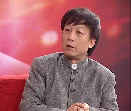我尤其崇拜易中天先生，最欣赏的一点就是他对领导一词的嗤之以鼻！有次在节目中，易就