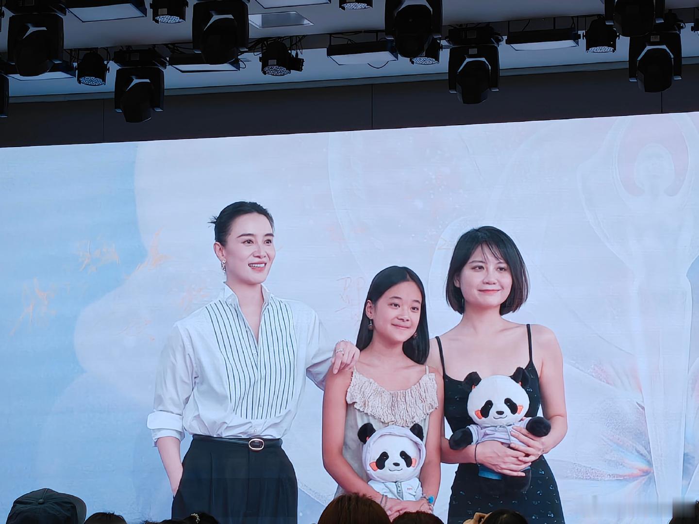 宋佳梅婷女儿一起走红毯宋佳带着梅婷女儿一起走红毯 宋佳梅婷女儿一起走红毯，铁梅带