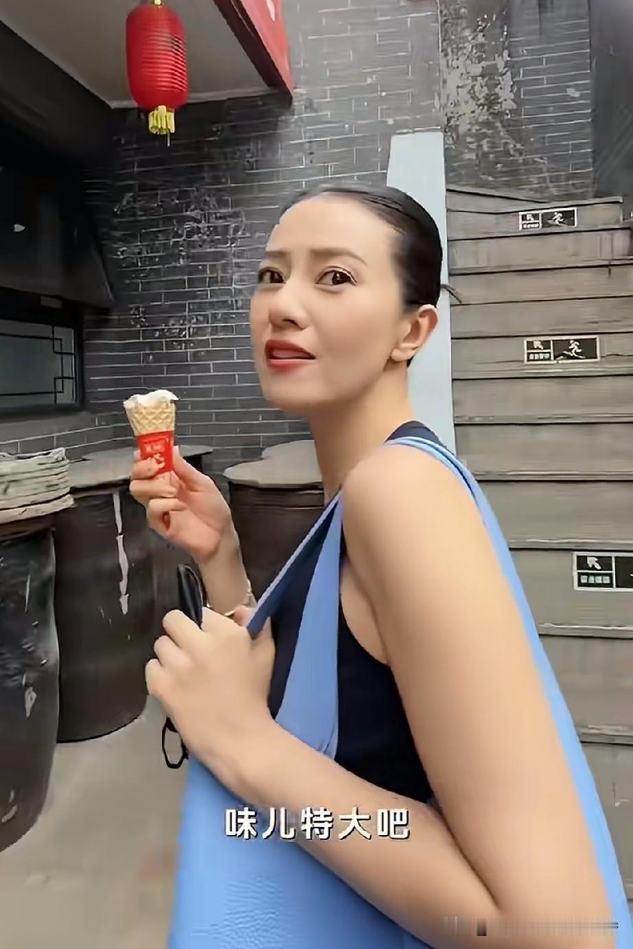 这些都是工作人员在街边随意拍摄高圆圆和佟丽娅的生活视频，并非刻意摆拍。
高圆圆和