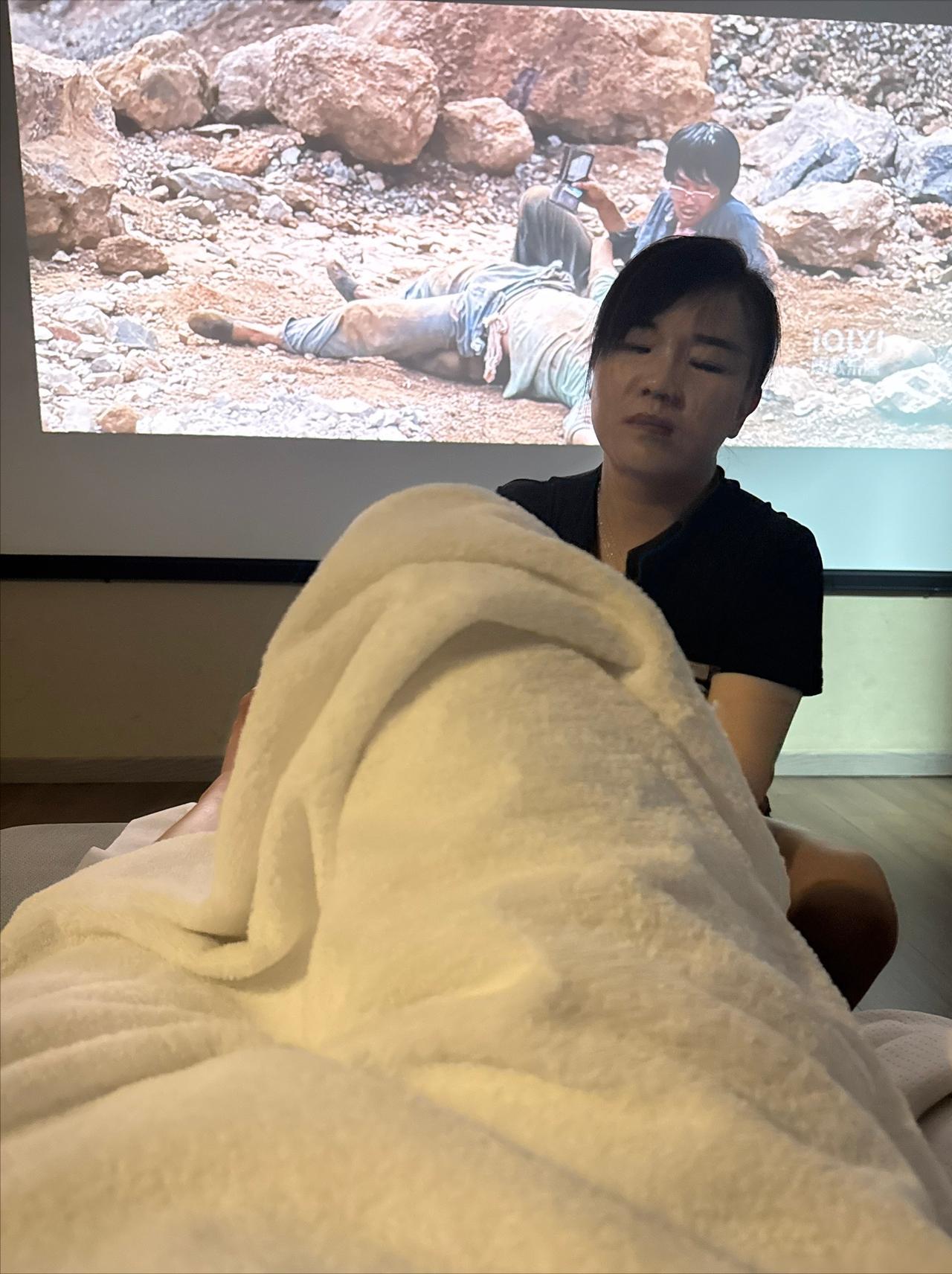 最近，一位足浴女技师的话在网上火了。她直言：不管客人花199还是999，木桶浴必