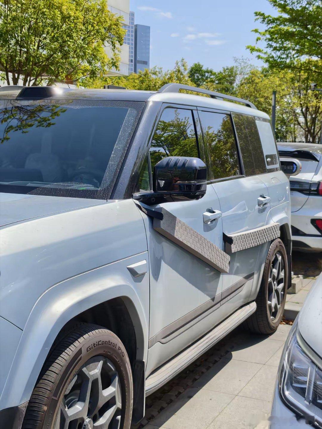 不得不说，这位比亚迪钛7车主是真的爱车，瞧那车门防撞条，厚度都快到2cm了。 