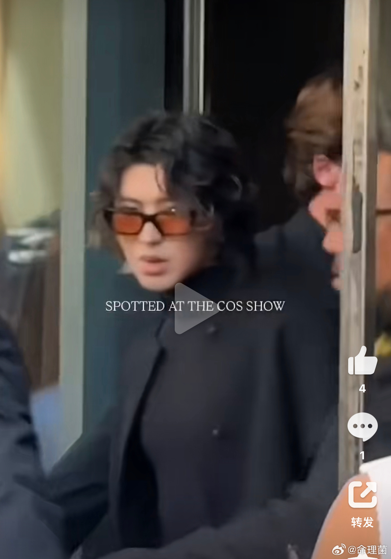 蔡徐坤吐烟圈笑死 装嘚儿大王 ​​​