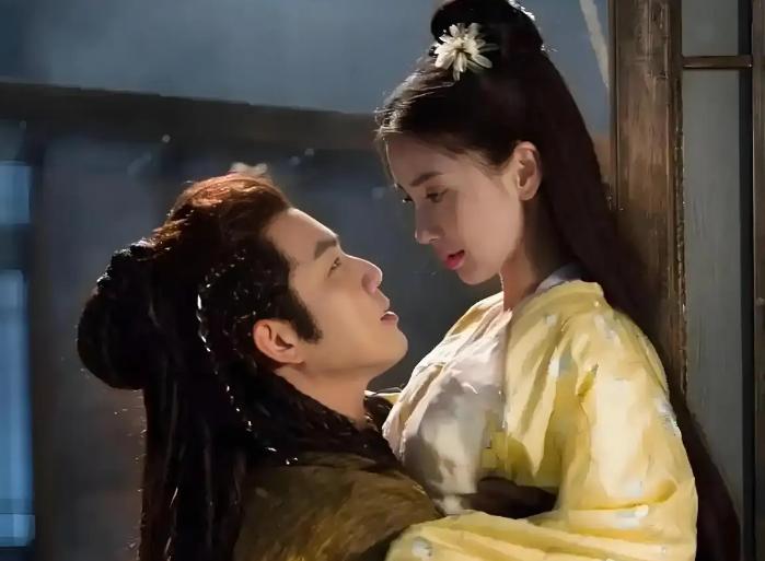 公元535年，高欢外出征战，14岁的长子高澄悄悄去找了庶母，只见对方一脸深情地对