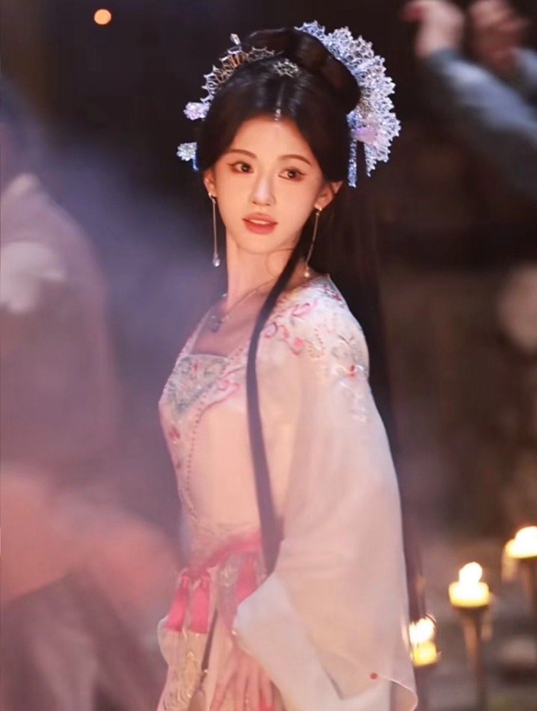 这剧是她第一次放弃半永久妆造吧，有种七仙女的感觉，很美！ ​​​
