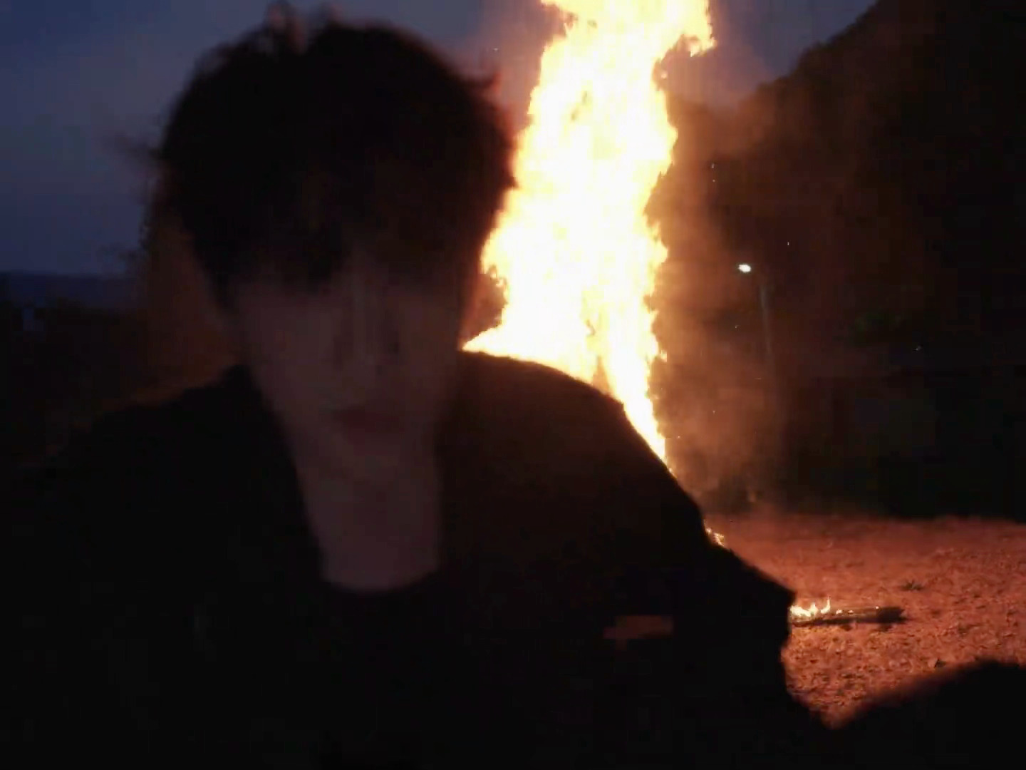 田栩宁这是在玩火 田栩宁今日份更新 完全天神驾临既视感 危险又迷人 黑色背心纯纯