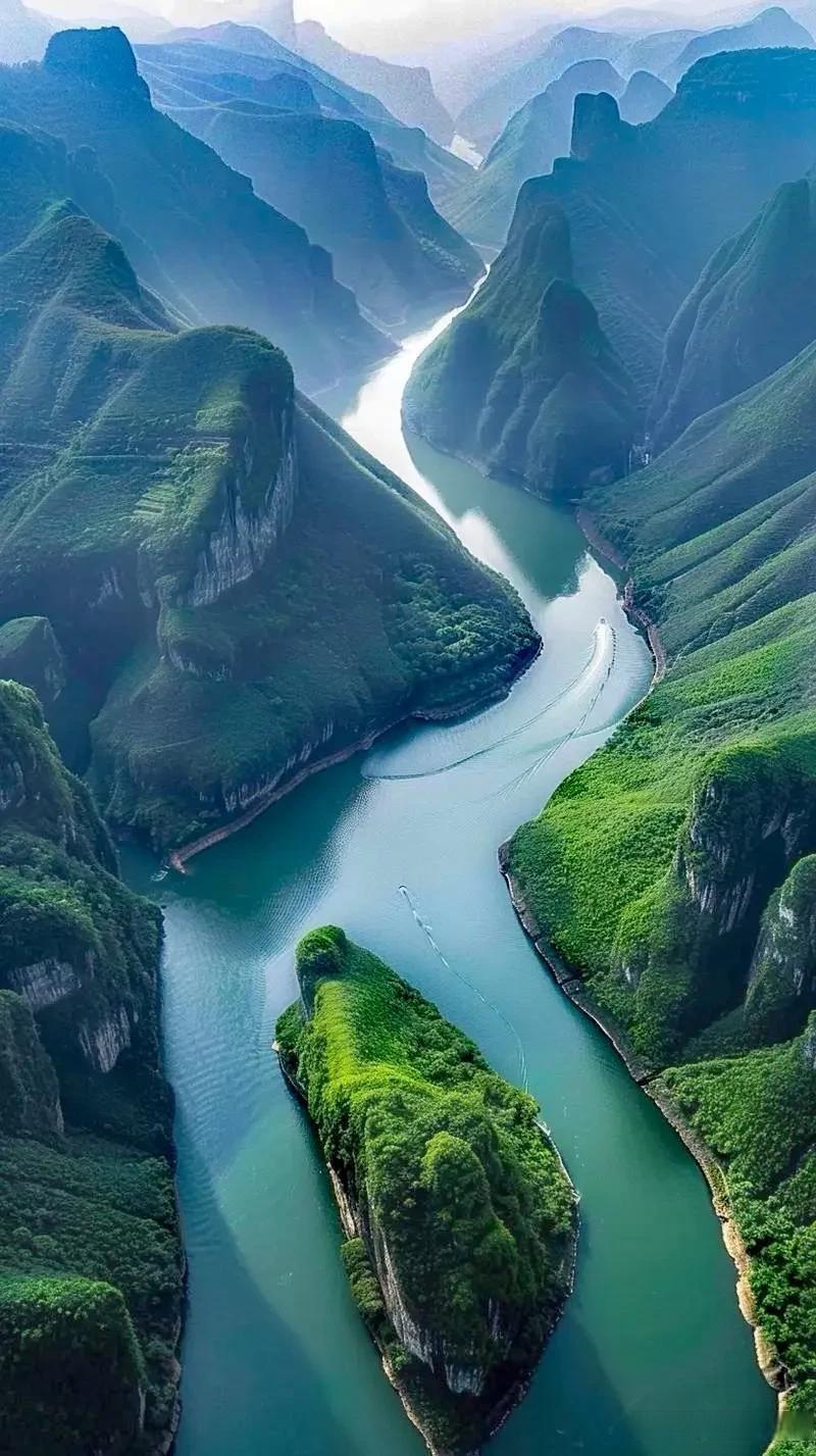 沧海秋山千里幽；
江河春水万层波。