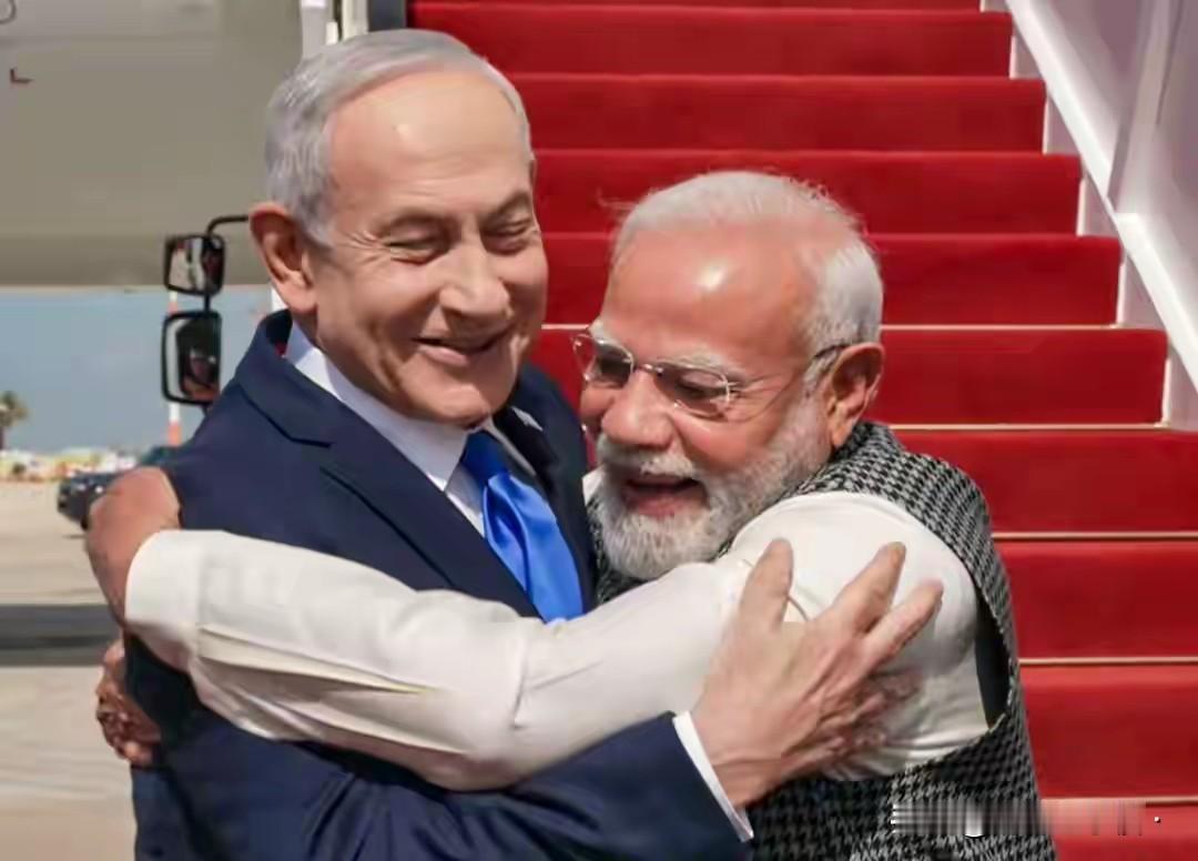 蹊跷的很，这次老公和儿子挨打，阿三居然一声不吭。

不知道大家还记得不？莫老仙儿