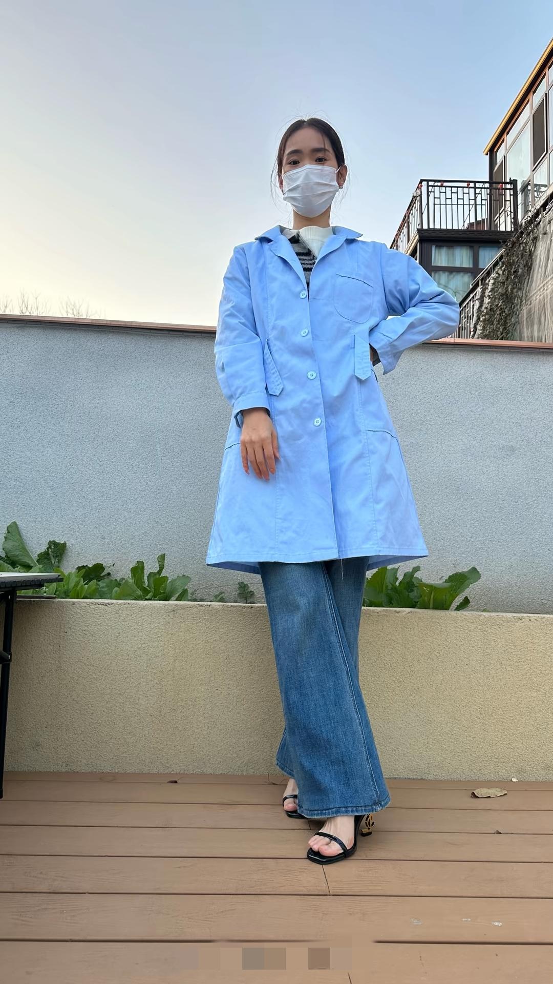 蓝色护士服搭配牛仔裤高跟鞋，时尚又专业！大长腿 御姐 高跟鞋 简约穿搭牛仔裤
