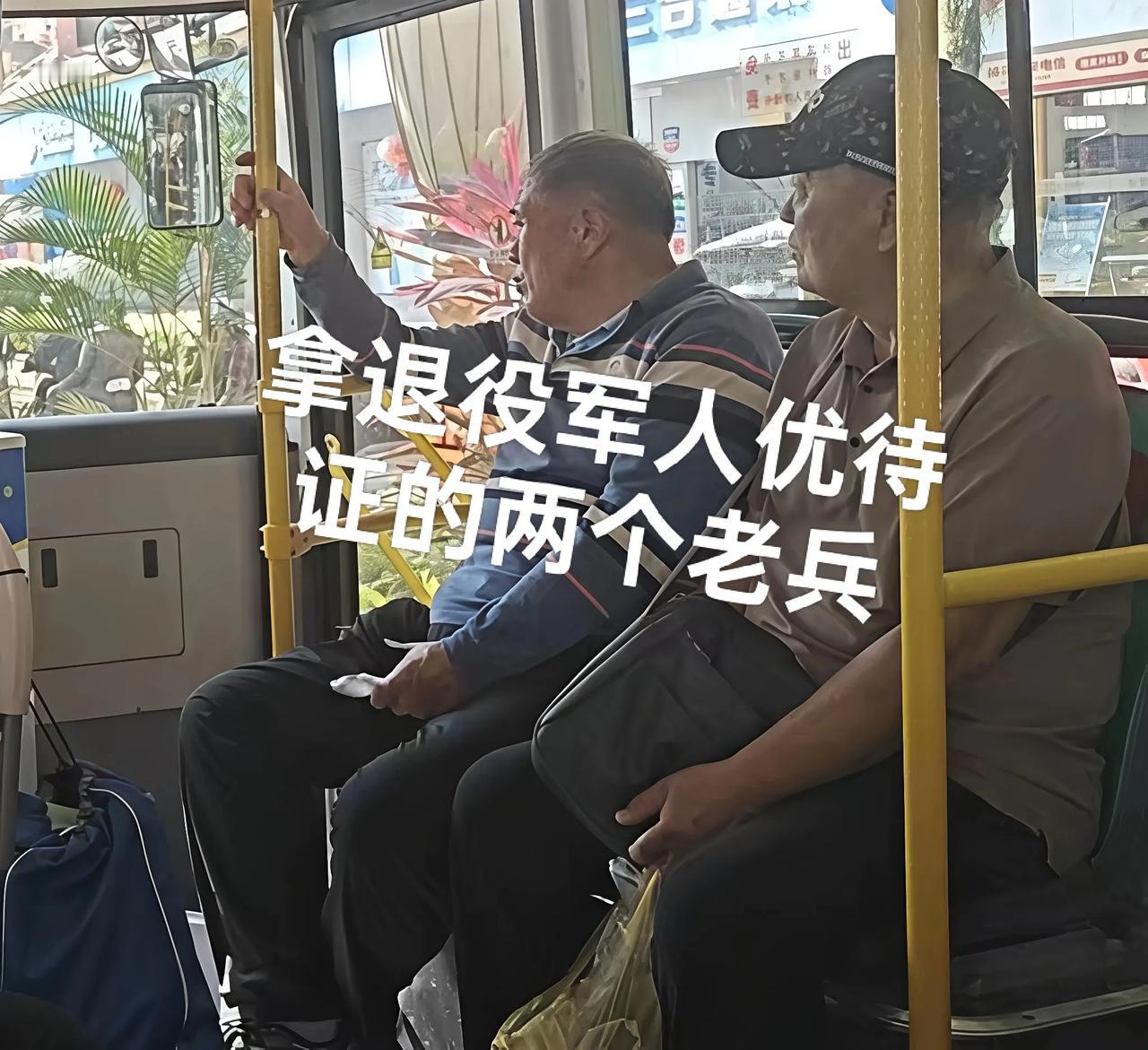 今天中午坐跟刘妈先是坐8线又倒2线公交车，刘妈说要去孔雀湖踩点，看看孔雀湖值不值