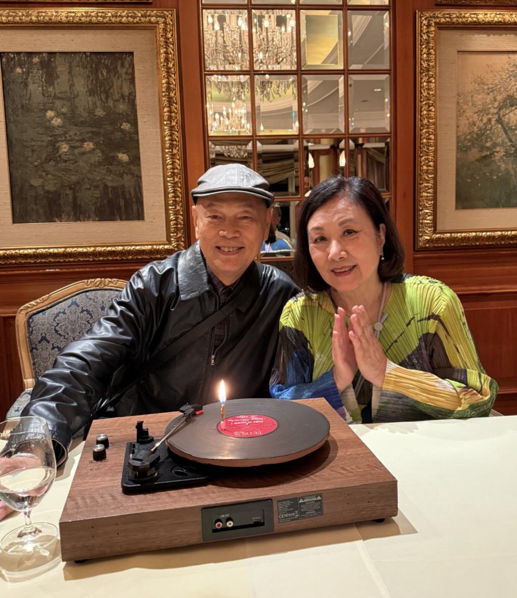 罗家英为老婆汪明荃庆祝79岁生日，一帮亲友到高档餐厅吃西餐，还有乐队表演助兴，生