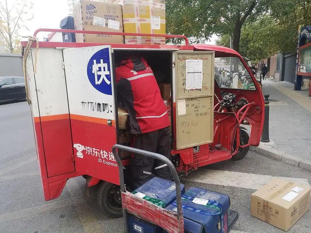 “谁还敢扶？”广东江门，一名京东快递员开着三轮车去派件，途中发现一位老人跌倒，当
