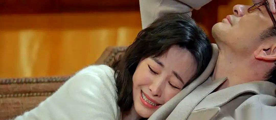 有时候压垮一个男人的，根本不是赔了两亿。
而是他亲闺女，大晚上，冷不丁地问他一句