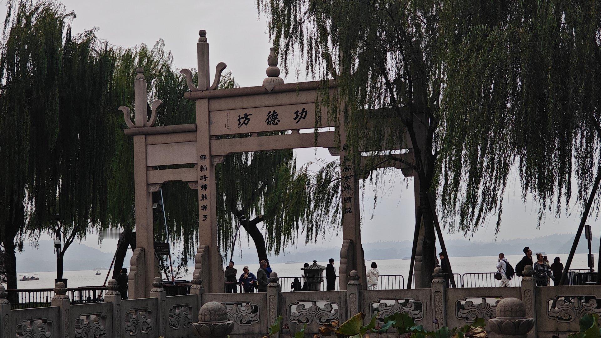 寒家住在清波门外，钱王祠畔小桥西。  