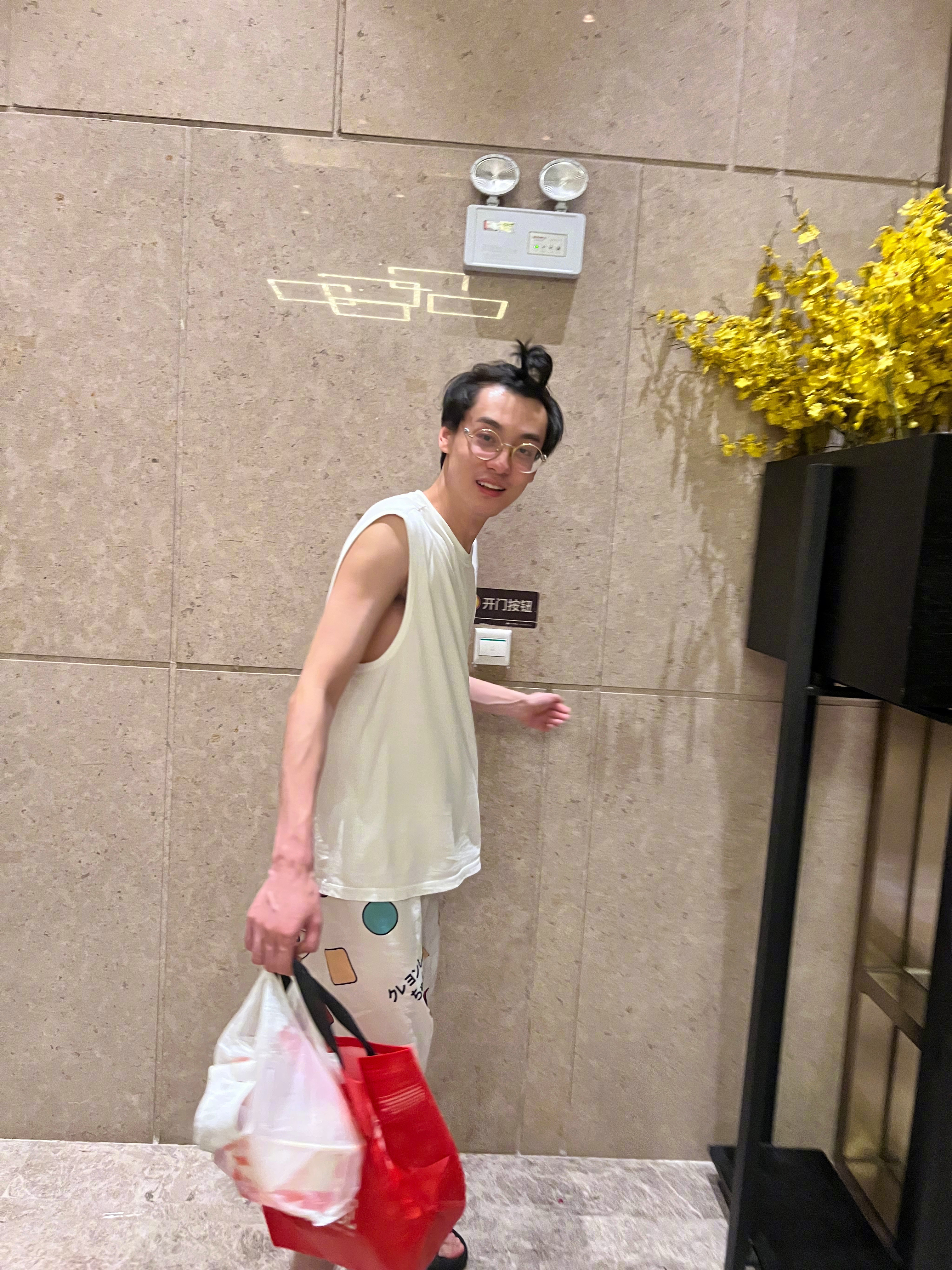 白玉兰中紧急插一条，九成美发了一组田栩宁的生活照…… 九成美发田栩宁素颜