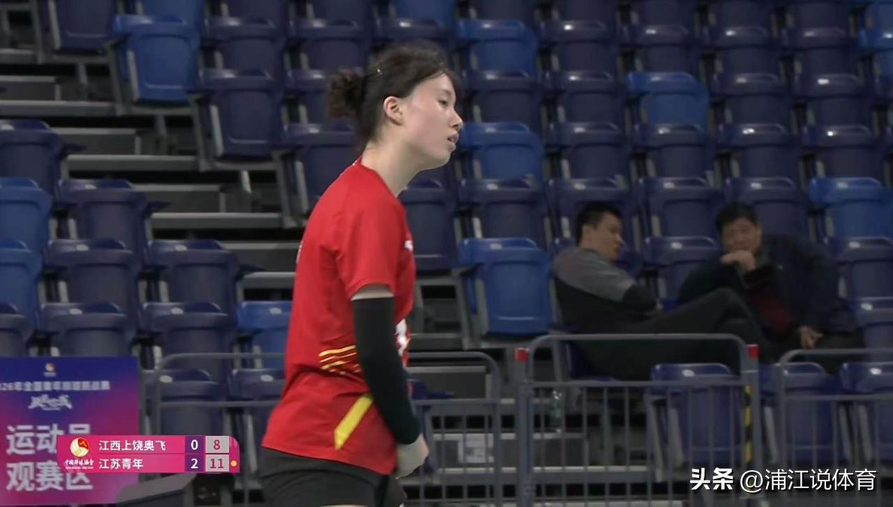 上海女排前主教练王之腾和老帅方岩观战江苏青年女排与江西女排的比赛，不知道是研究摸