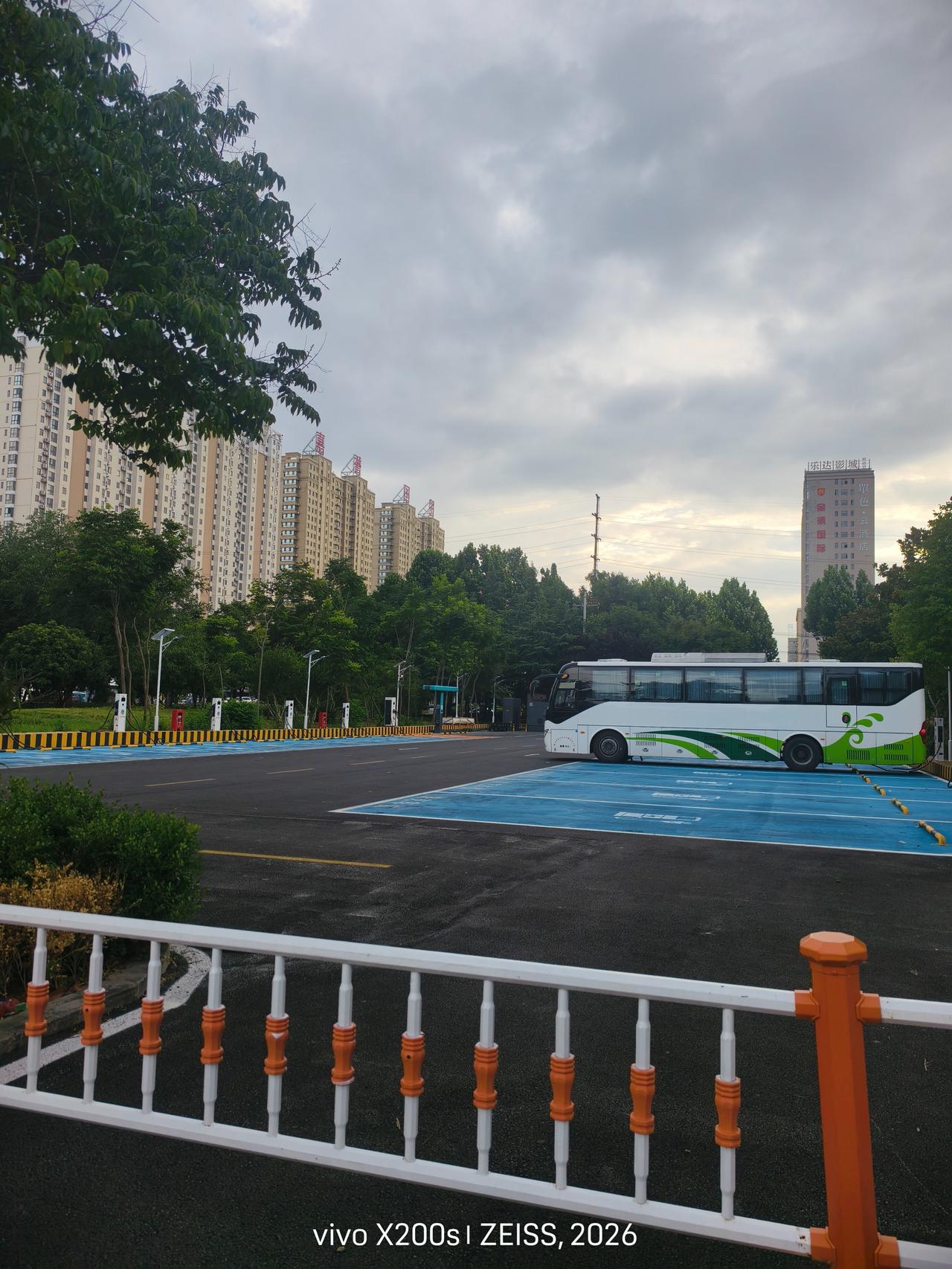 越来越多充电桩建设完成
新能源的便捷性越来越好
几十年后，燃油车会消失吗？