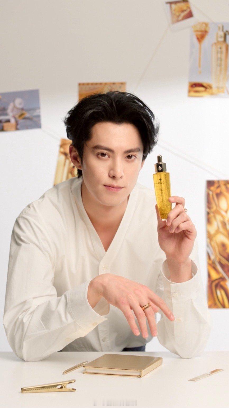 王鹤棣眼神杀娇兰复原眼霜救命！王鹤棣拿放大镜是在找谁？找我吗（bushi）！ 今