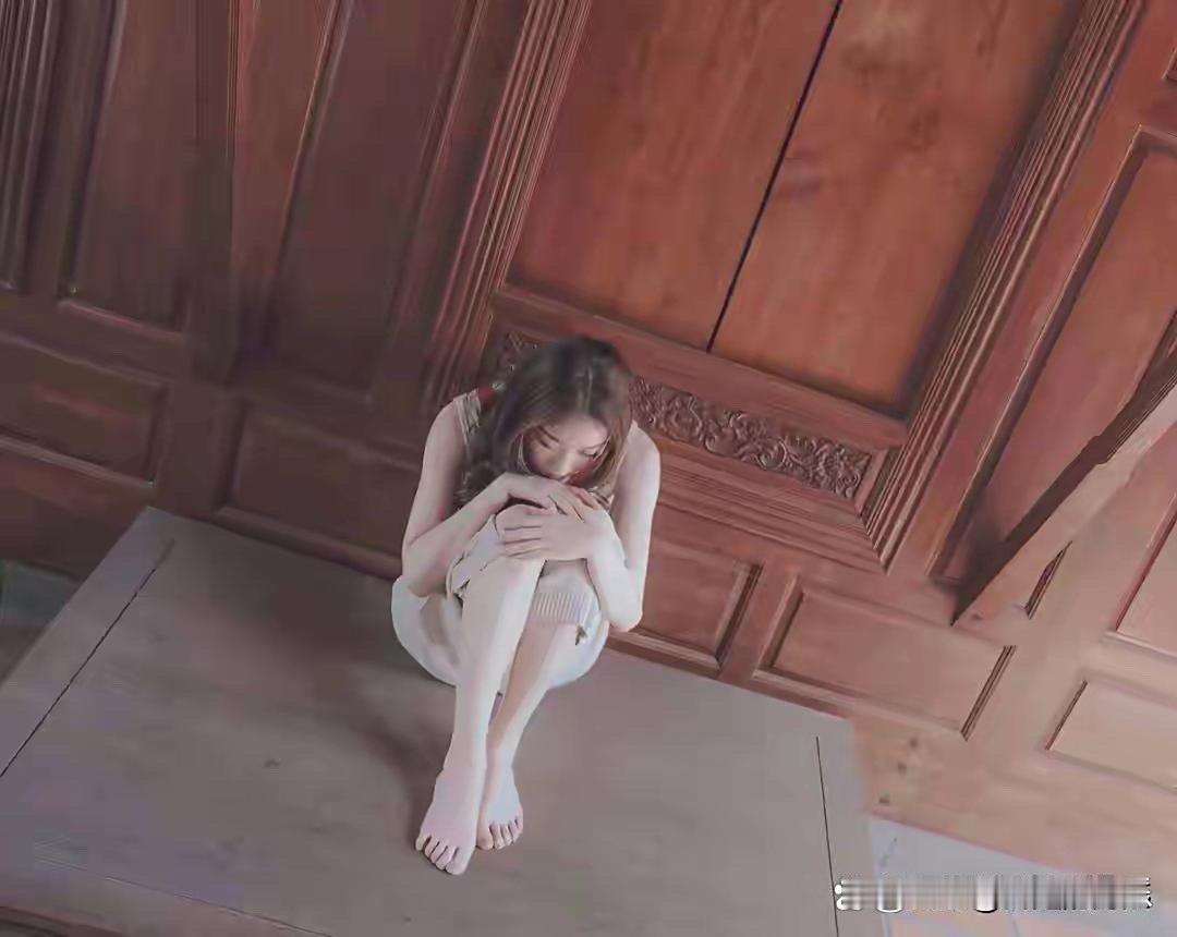 倪妮早期经典写真，光脚美人太绝～ ​​​