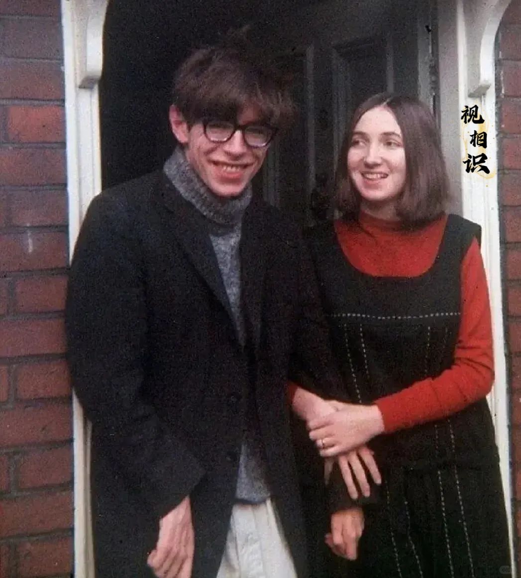 1965年，年轻的霍金与妻子简的合影，此时他的身体已经被渐冻症所困，所以虽然只有...
