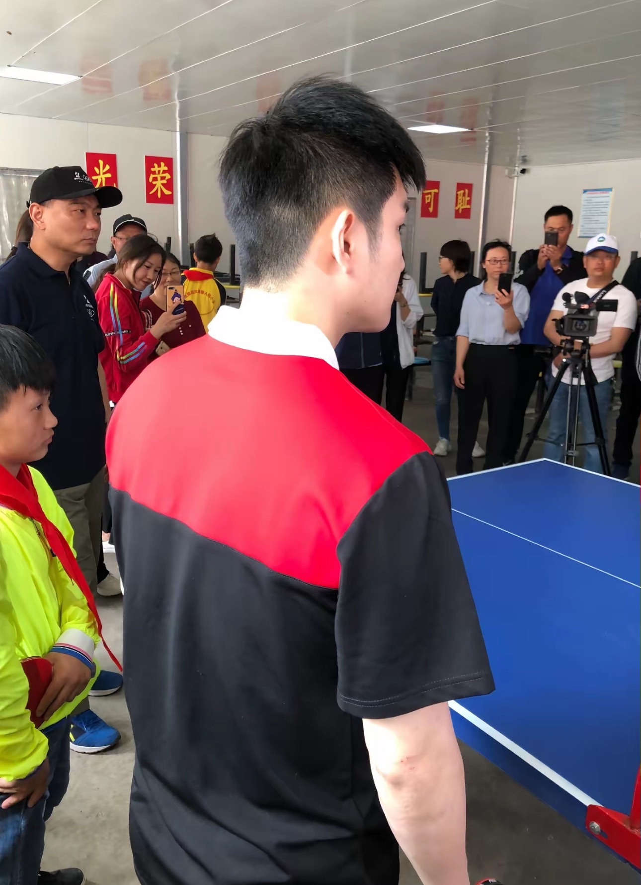 又是没见过的孩子[抱一抱]樊振东 ​​​