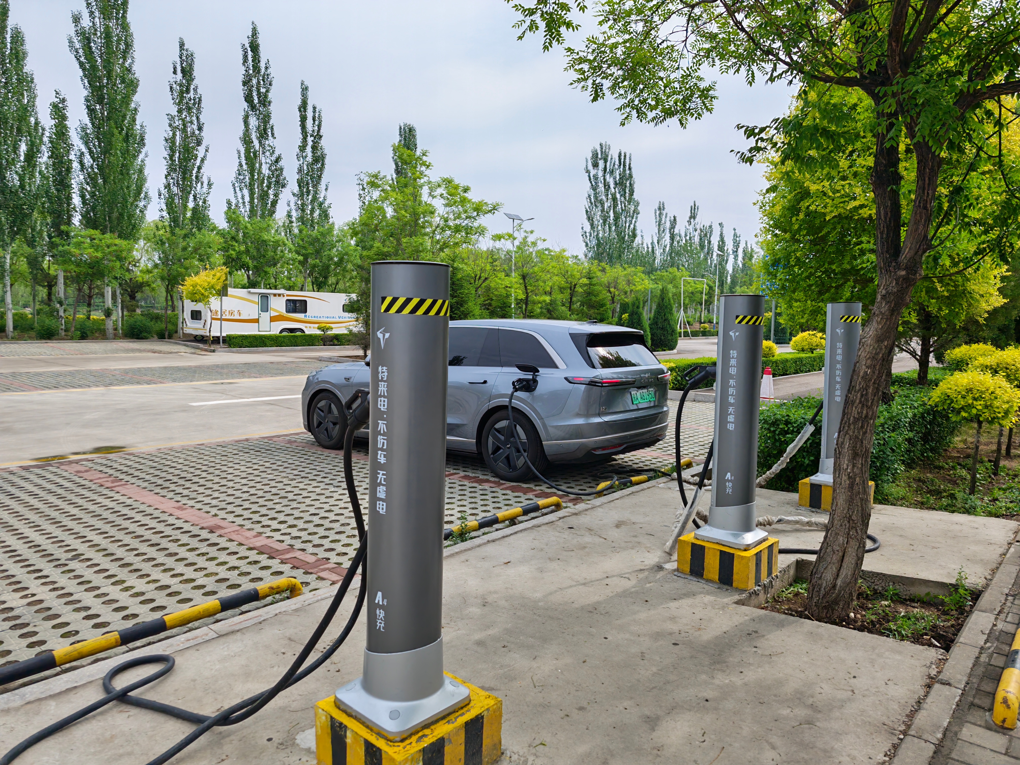 一年前来山西做攻略的时候，超充桩还不多，120kW 就算快的了。现在呢？连离城区
