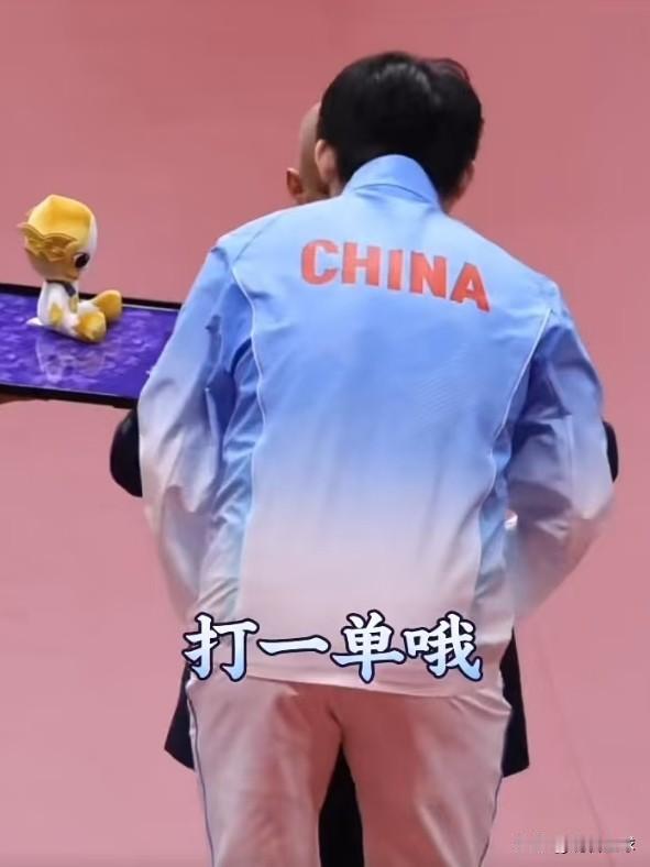 昨晚男单决赛林诗栋在接受颁奖时候，赛场却出现了不和谐的插曲。有现场粉丝对着林诗栋