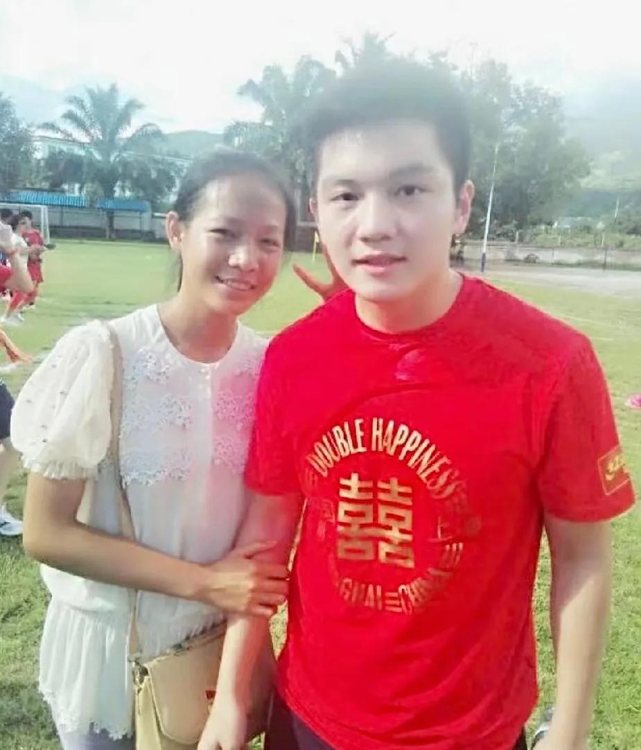 活捉“喜糖”樊振东一枚！
 
谁懂啊家人们！刷到樊振东这张旧照，直接被可爱到疯狂